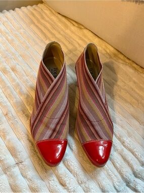 Un Tour en Ville - Artsy Red Striped Pointed Toe Ankle Booties - Sz 37